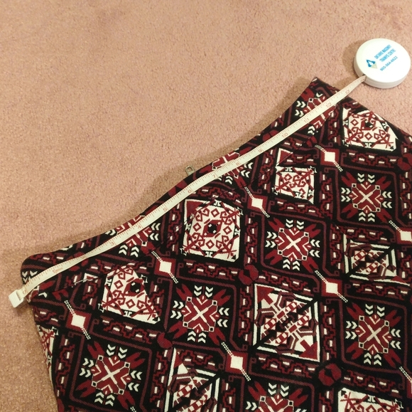 🏷️2/$15 H&M Red Print Mini Skirt with Zipper - Picture 4 of 8